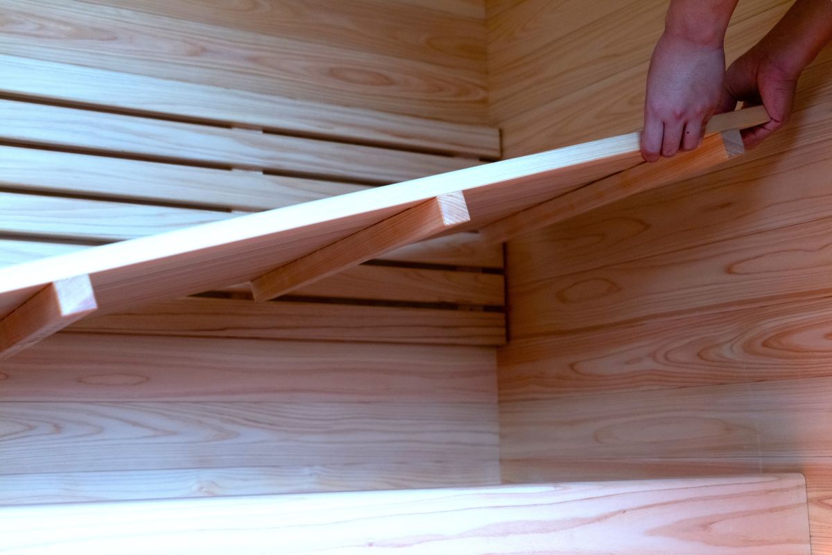 MORI SAUNA ベンチは持ち上げて清掃可能