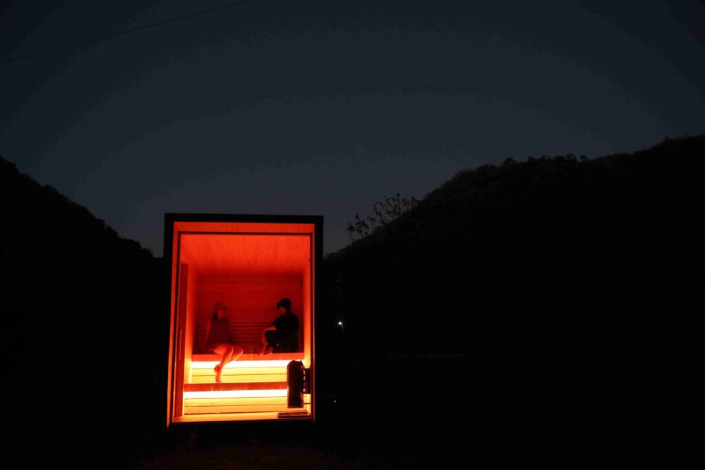 ガラス張り 屋外サウナ 夜