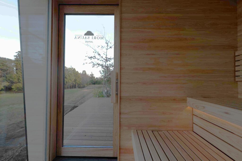 屋外サウナ　ガラスドア