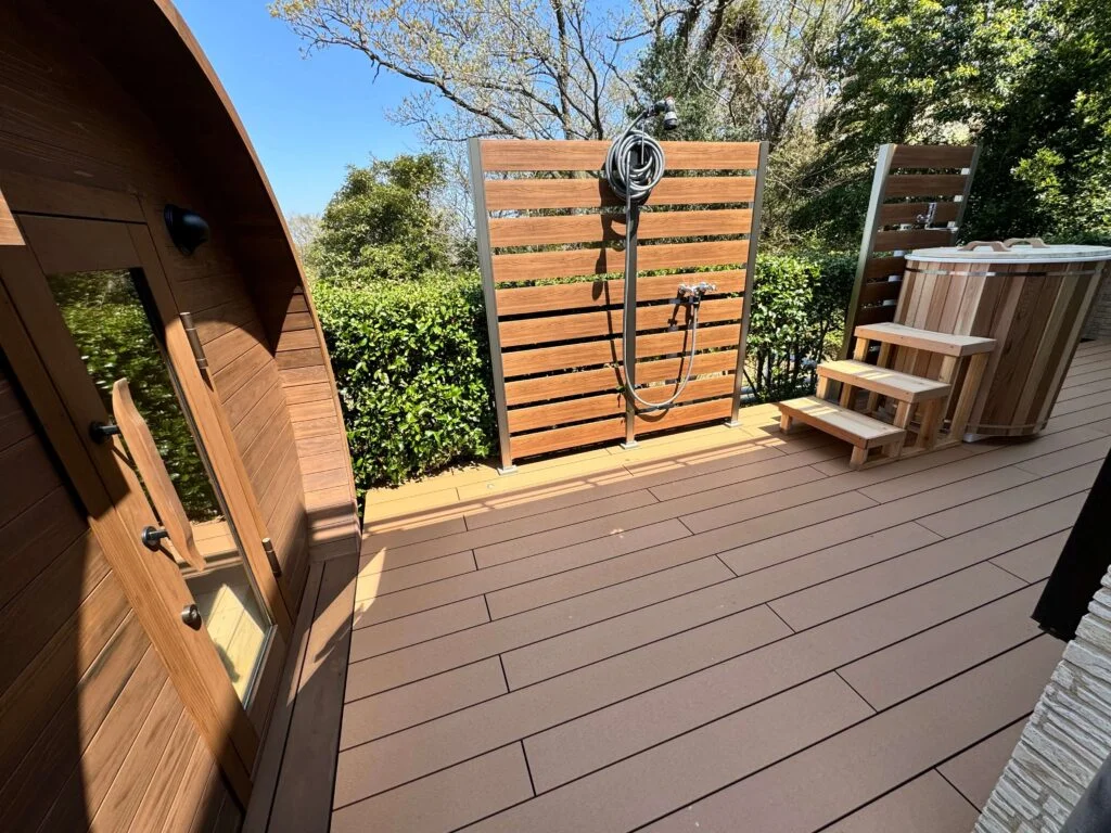 アウトドアサウナ　ウッドデッキ