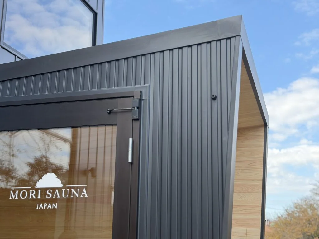屋外用サウナ　ガルバリウム　外装