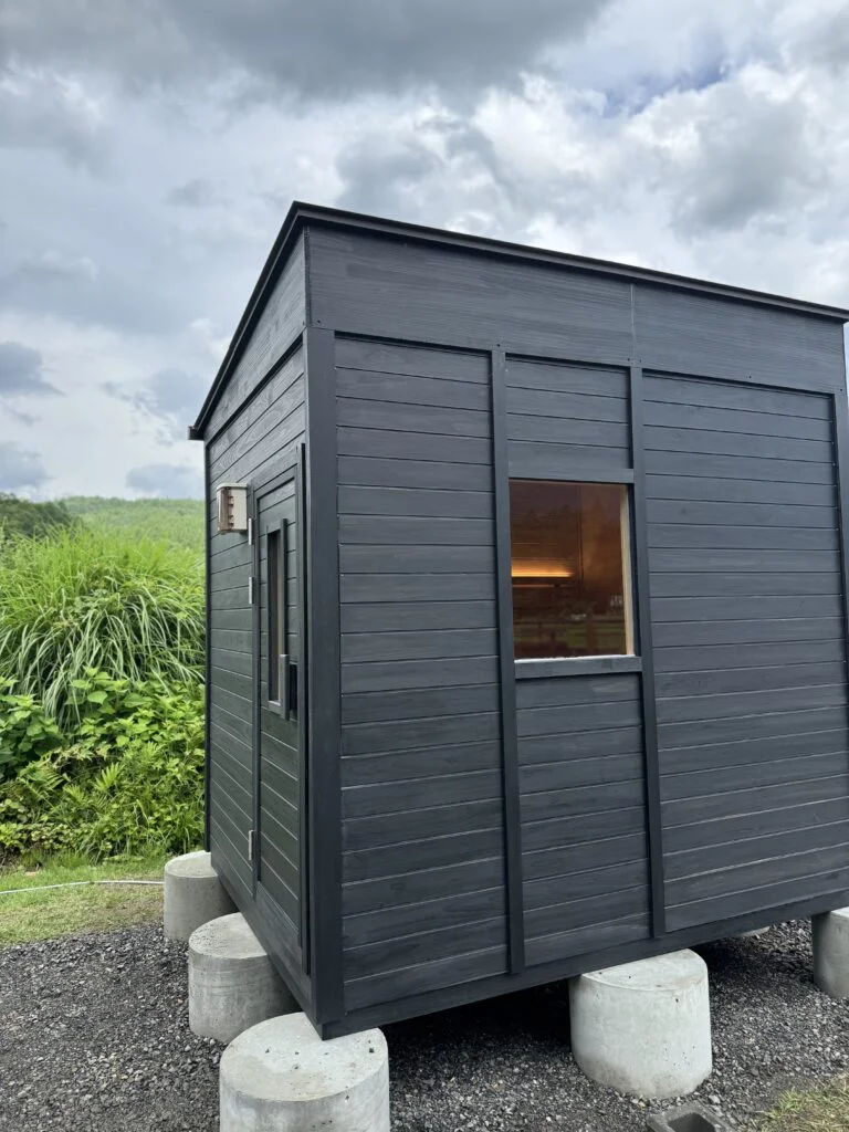 屋外サウナ　コンクリートブロック基礎