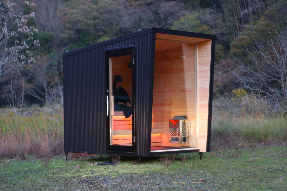 ガルバリウム外壁と前面フルガラスを採用したMORI SAUNA